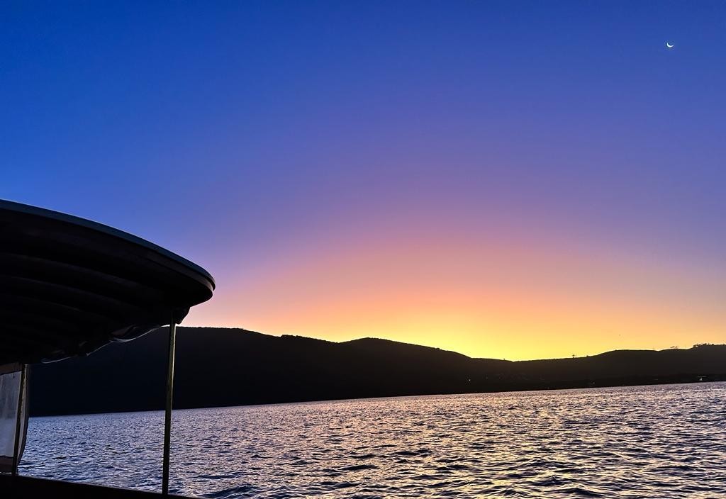 Guests enjoying fresh oysters and bubbly aboard a Knysna sunset cruise
